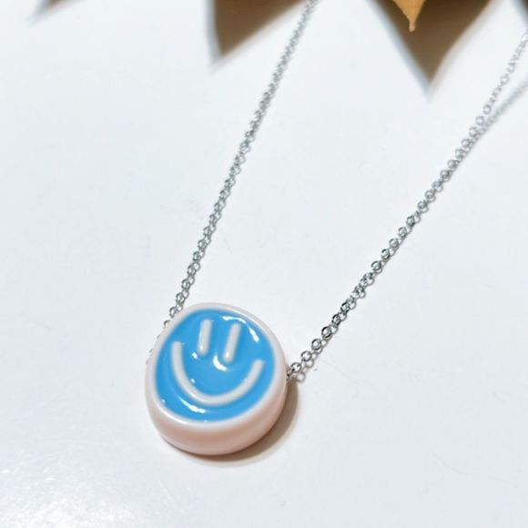 Smiley face necklace N117 - Picture 2 of 4